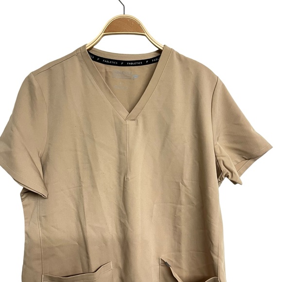 New Fabletics Method 2 Pocket Scrub Top Shirt In Chai - Picture 2 of 5
